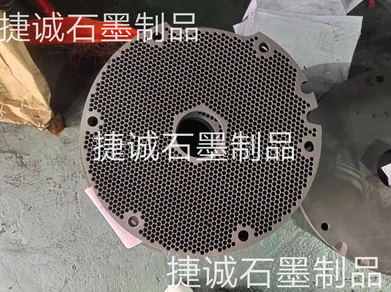 石墨盤，石墨燒結(jié)盤，石墨盤加工，銅管燒結(jié)石墨盤，導(dǎo)熱燒結(jié)石墨盤，鐘罩爐石墨盤，推板爐石墨盤，石墨盤生產(chǎn)廠家
